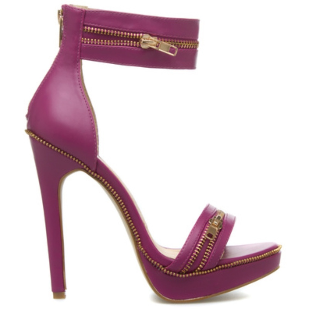 SCENE RANDY HEELS